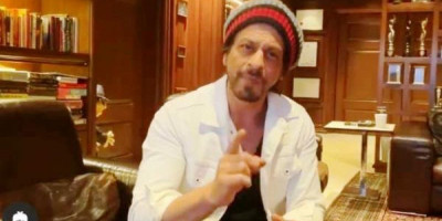 Shah Rukh Khan Minta Penggemarnya Tak Panik Hadapi Covid-19