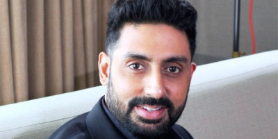 Kesal Belum Diizinkan Pulang, Abhishek Bachchan Unggah Foto Papan Perawatannya