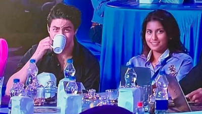 Tebak! Duduk bersama Jahnavi Mehta, Shah Rukh Khan atau putranya, Aryan Khan?  