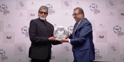 Amitabh Bachchan Terima Penghargaan FIAF dari Martin Scorsese dan Christopher Nolan
