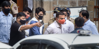 Aryan Khan Dijemput Bodyguard SRK Tinggalkan Penjara