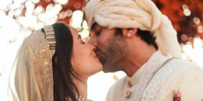 Unggah Foto "Berciuman" Ranbir Kapoor dan Alia Bhatt Resmi Jadi Suami-Istri 
