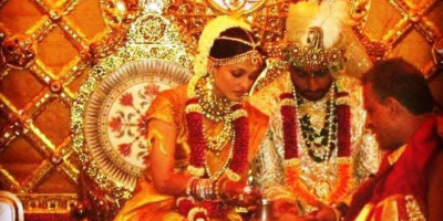 Terungkap, Pakaian Pernikahan Aishwarya Rai Bachchan Seharga 1,5 Miliar! Ini Kata Designernya