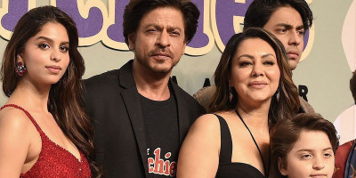  Shah Rukh Khan Sekeluarga Hadiri Pemutaran Perdana Film Debut Suhana Khan "The Archies"